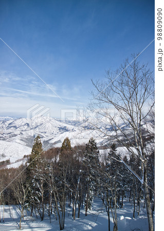 雪山 スキー場からの風景 雪山 スキー場からの風景 98809090