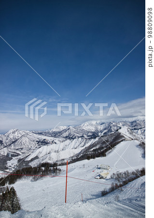 雪山　スキー場からの風景 98809098