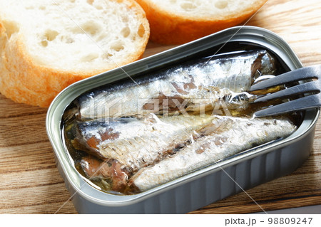 オイルサーディンの缶詰とバゲット 98809247