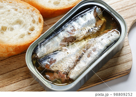 オイルサーディンの缶詰とバゲット 98809252