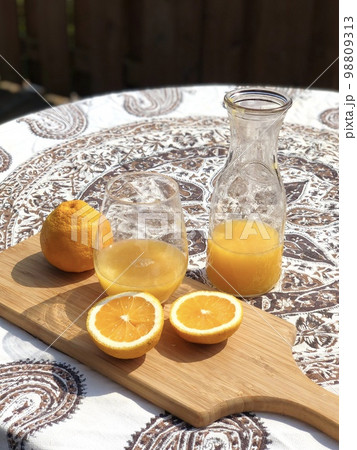 搾りたてオレンジジュース 98809313