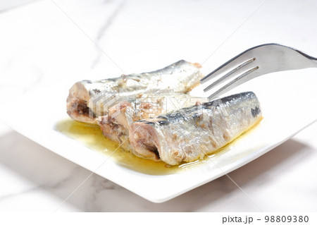 新鮮なイワシをオリーブオイルに漬けたオイルサーディン 98809380