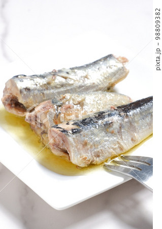 新鮮なイワシをオリーブオイルに漬けたオイルサーディン 98809382