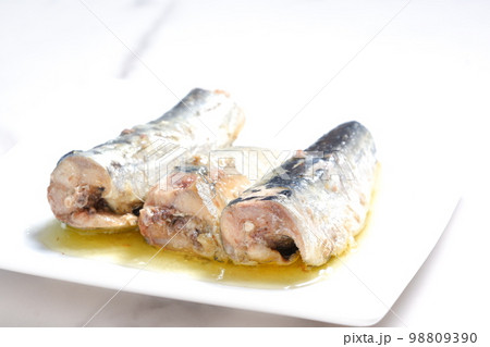 新鮮なイワシをオリーブオイルに漬けたオイルサーディン 98809390