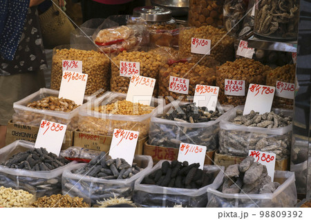香港・徳輔道西の干し貝柱、塩干し魚などを売る店。何の料理に使うのか分からないものもある 98809392