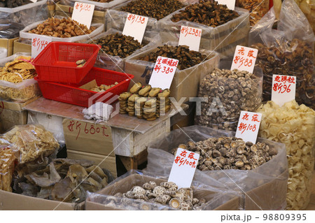 香港・徳輔道西の干し貝柱、塩干し魚などを売る店。何の料理に使うのか分からないものもある 香港・徳輔道西の干し貝柱、塩干し魚などを売る店。何の料理に使うのか分からないものもある 98809395