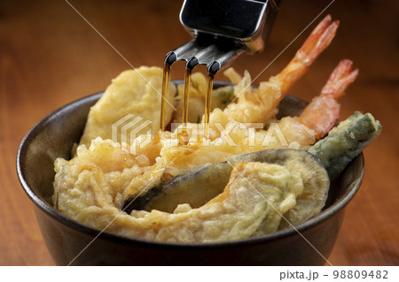 天丼に天麩羅つゆをかける 98809482