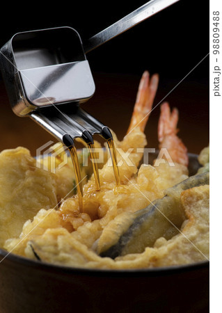 天丼に天麩羅つゆをかける 98809488