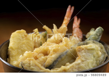 海老と野菜の天麩羅をのせた天丼 海老と野菜の天麩羅をのせた天丼 98809489