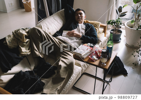 だらしない・引きこもりの男性 だらしない・引きこもりの男性 98809727