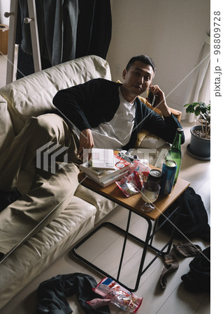 だらしない・引きこもりの男性 だらしない・引きこもりの男性 98809728