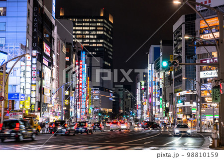 《東京都》上野駅前・賑わう繁華街 98810159
