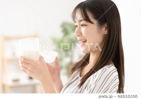 プロテインを飲む女性 牛乳 ダイエット プロテインを飲む女性 牛乳 ダイエット 98810200