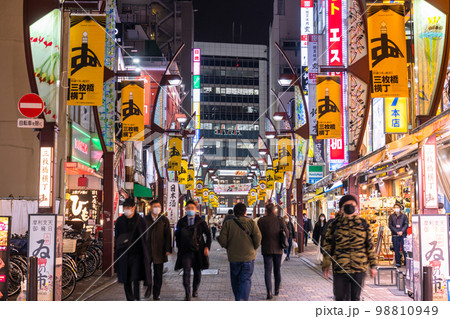 《東京都》上野駅前・夜の商店街 《東京都》上野駅前・夜の商店街 98810949