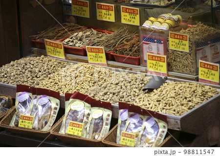 香港・徳輔道西の干し貝柱、塩干し魚などを売る店。何の料理に使うのか分からないものもある 香港・徳輔道西の干し貝柱、塩干し魚などを売る店。何の料理に使うのか分からないものもある 98811547
