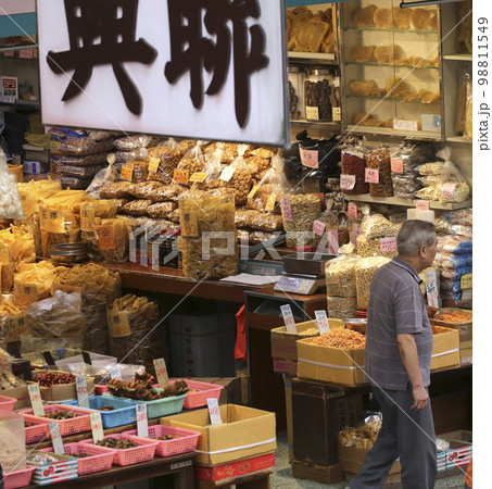 香港・徳輔道西の干し貝柱、塩干し魚などを売る店。何の料理に使うのか分からないものもある 98811549
