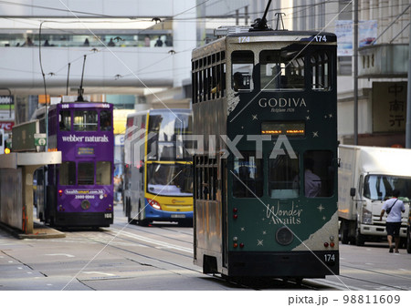 香港の庶民の足「トラム」（路面電車）英国植民地時代から走り続ける香港庶民の足 98811609