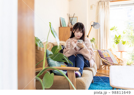 ピンクのニットの女性 98811649