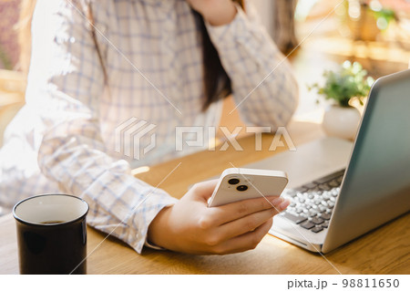 スマートフォンで検索　手元　ボディーパーツ 98811650