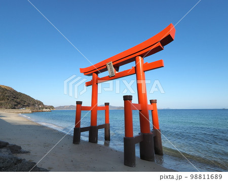 厳島神社の赤鳥居①(山口県周防大島町) 98811689