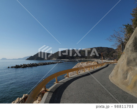 みかん色のガードレールが続く絶景道(周防大島町東和) みかん色のガードレールが続く絶景道(周防大島町東和) 98811703