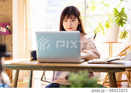 資格を取るために勉強をする若い女性 98811875
