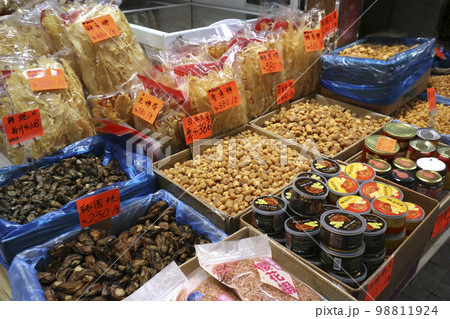 香港・徳輔道西の干し貝柱、塩干し魚などを売る店。何の料理に使うのか分からないものもある 香港・徳輔道西の干し貝柱、塩干し魚などを売る店。何の料理に使うのか分からないものもある 98811924