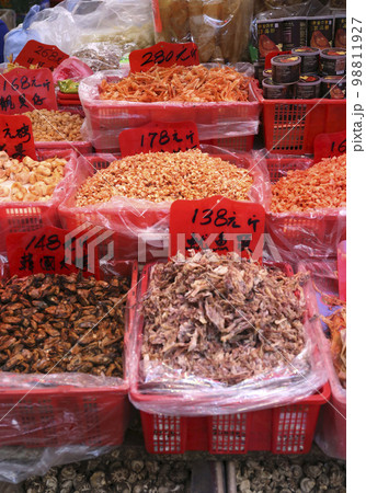 香港・徳輔道西の乾物店で売られる干しエビ（奥中央）とスルメ（手前）スルメはスープのダシに使う 98811927