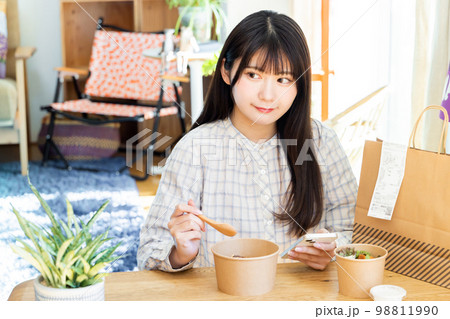 弁当配達・宅配デリバリー ランチタイム 若い女性 弁当配達・宅配デリバリー ランチタイム 若い女性 98811990