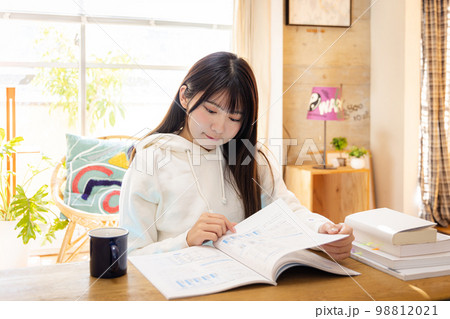 資格を取るために勉強をする若い女性 資格を取るために勉強をする若い女性 98812021