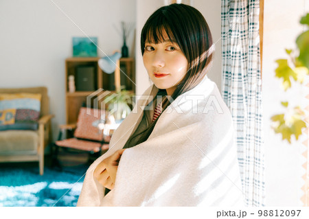 バスタオルに包まる若い女性 98812097