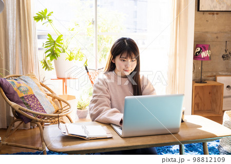 資格を取るために勉強をする若い女性 資格を取るために勉強をする若い女性 98812109