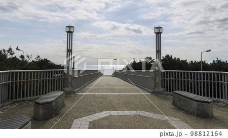 海が見える辻堂西海岸の歩道橋/神奈川県藤沢市 海が見える辻堂西海岸の歩道橋/神奈川県藤沢市 98812164