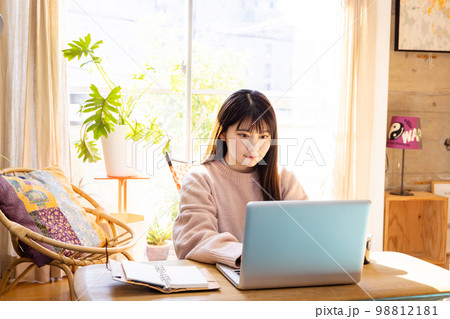 資格を取るために勉強をする若い女性 98812181