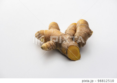 白背景に秋ウコンの根茎 白背景に秋ウコンの根茎 98812510