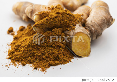 白背景に秋ウコンの根茎とターメリックパウダー 98812512