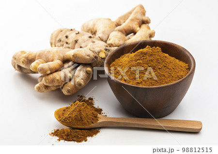 白背景に秋ウコンの根茎とターメリックパウダー 白背景に秋ウコンの根茎とターメリックパウダー 98812515