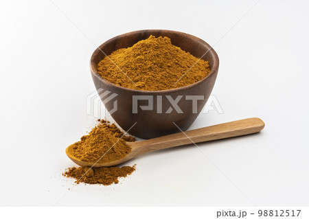 白背景にターメリックパウダーと木製スプーン 白背景にターメリックパウダーと木製スプーン 98812517