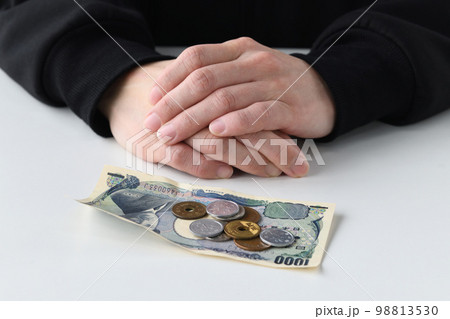 お金の悩みを抱える男性の手元 98813530