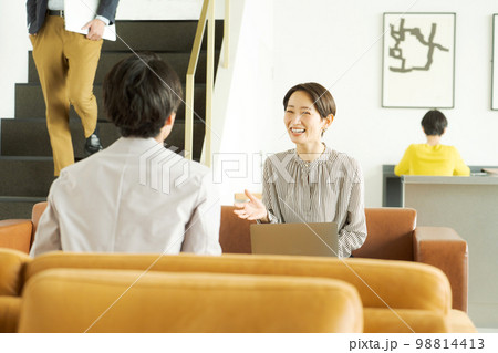 打ち合わせをする女性 打ち合わせをする女性 98814413