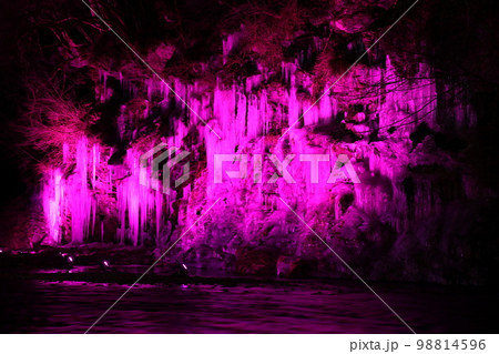 三十槌の氷柱　埼玉県秩父市　みそつちのつらら 98814596