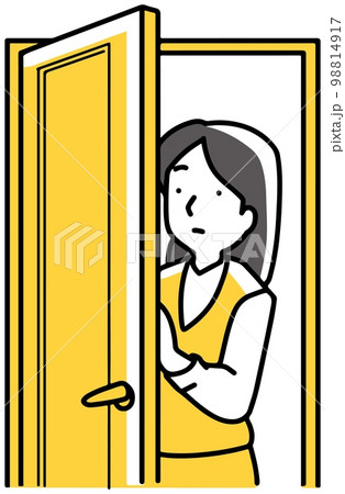 扉から覗く女性 98814917