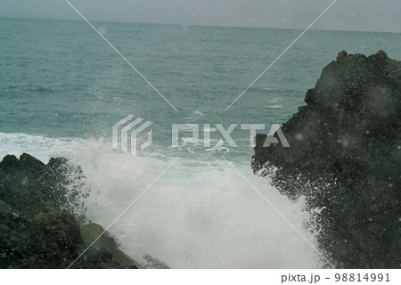 冬の日本海 福井県越前 冬の日本海 福井県越前 98814991