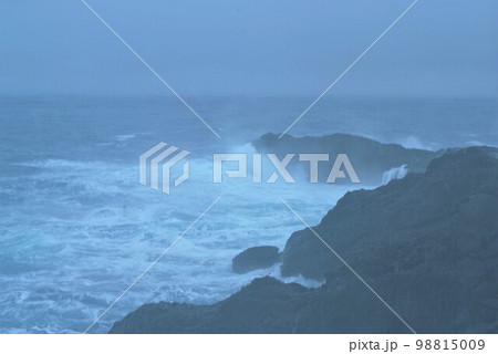 冬の日本海 福井県越前 冬の日本海 福井県越前 98815009