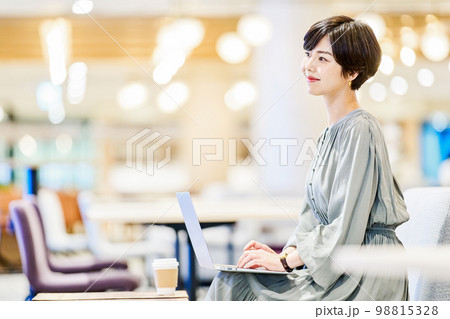 ビジネス　若手 98815328