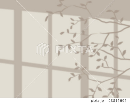 窓と木の影がベージュ色の壁に映るお洒落な背景のイラスト素材
