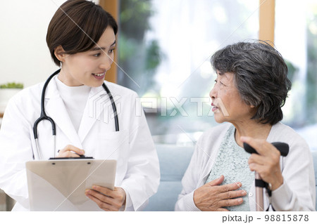 シニア女性を診察する女性医師 往診 訪問診療 シニア女性を診察する女性医師 往診 訪問診療 98815878