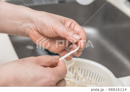 【もやしの根を取る】 98816114