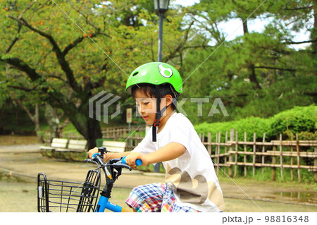 自転車に乗るこども 98816348