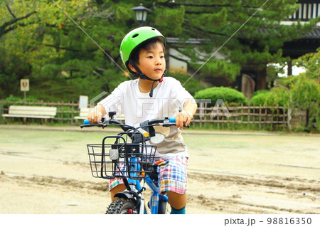 自転車に乗るこども 自転車に乗るこども 98816350